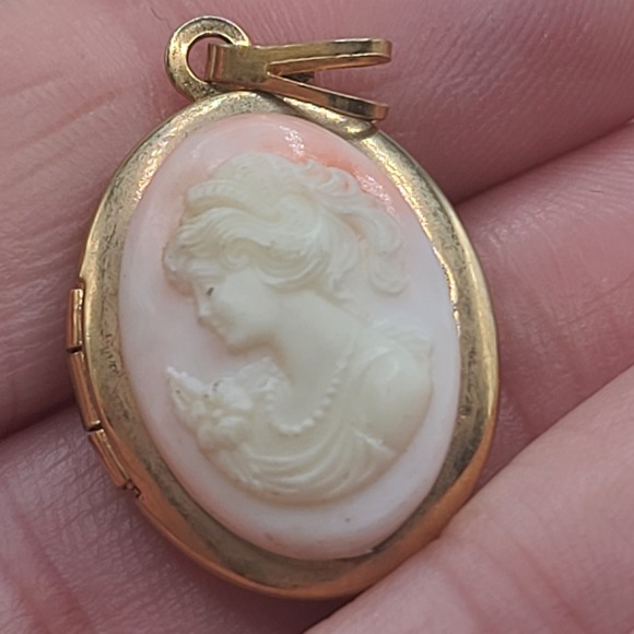 Vintage Cameo Locket Gold Tone Pendant - Picture 4 of 9
